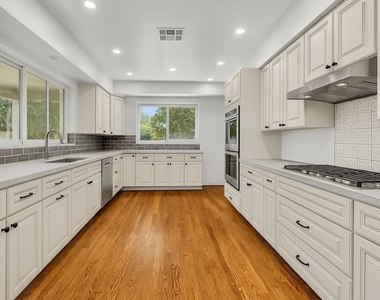 701 N Sierra Drive - Photo Thumbnail 2