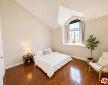 8950 Serapis Avenue - Photo Thumbnail 6