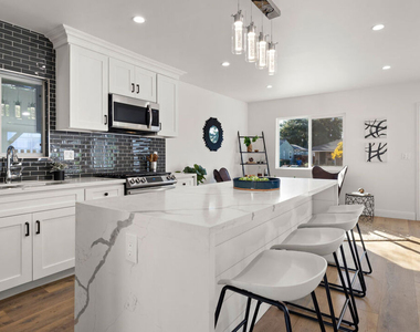 5928 Tobias Avenue - Photo Thumbnail 5