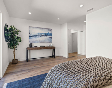 5928 Tobias Avenue - Photo Thumbnail 10