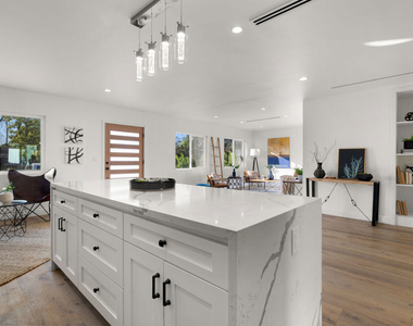 5928 Tobias Avenue - Photo Thumbnail 4