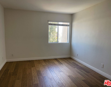 18307 Burbank Boulevard - Photo Thumbnail 7