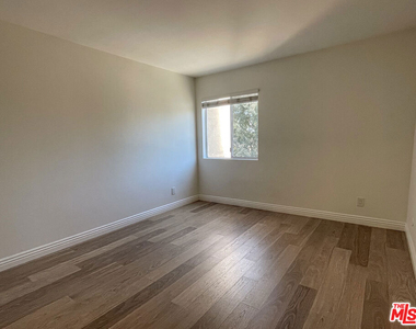 18307 Burbank Boulevard - Photo Thumbnail 6