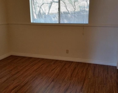 115 Donna Street - Photo Thumbnail 7