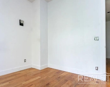 277 Menahan Street - Photo Thumbnail 9