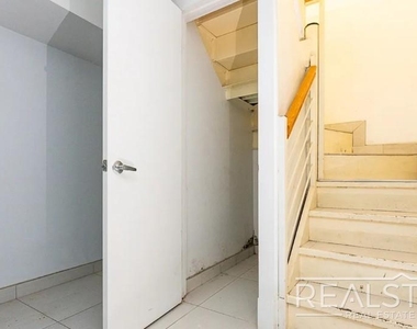 277 Menahan Street - Photo Thumbnail 6