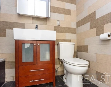 277 Menahan Street - Photo Thumbnail 17
