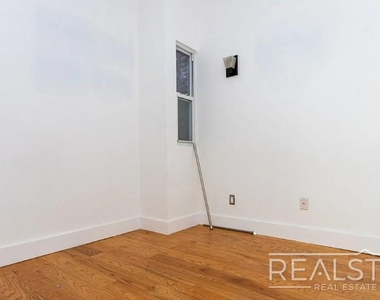 277 Menahan Street - Photo Thumbnail 12
