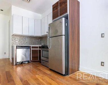 277 Menahan Street - Photo Thumbnail 1