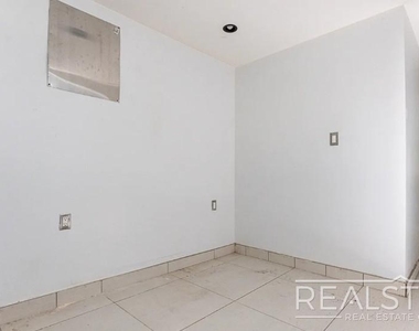 277 Menahan Street - Photo Thumbnail 4