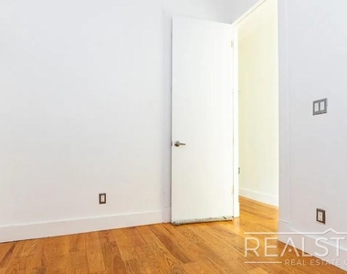 277 Menahan Street - Photo Thumbnail 11