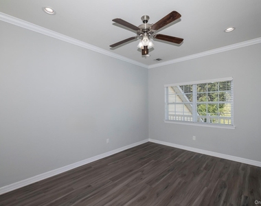 216 Center Court - Photo Thumbnail 7