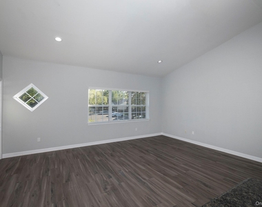 216 Center Court - Photo Thumbnail 3