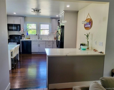 313 Stanley Avenue - Photo Thumbnail 4