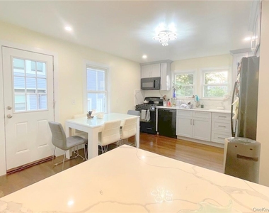 313 Stanley Avenue - Photo Thumbnail 6