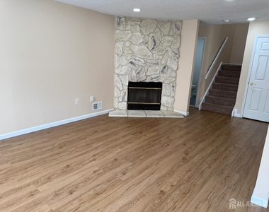 1502 Edison Glen - Photo Thumbnail 3