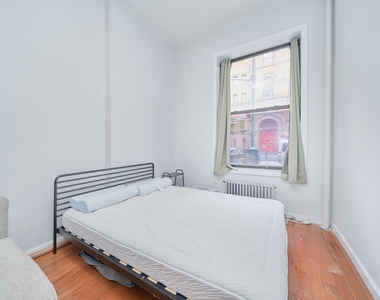 331 W 43rd Street - Photo Thumbnail 2