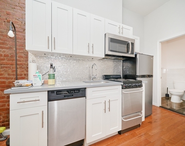 331 W 43rd Street - Photo Thumbnail 3