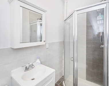 331 W 43rd Street - Photo Thumbnail 5