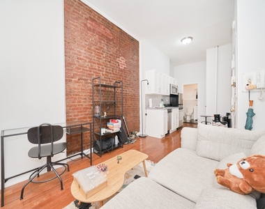 331 W 43rd Street - Photo Thumbnail 1