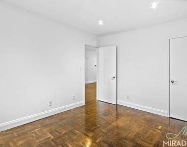 255 W 14th Street - Photo Thumbnail 5