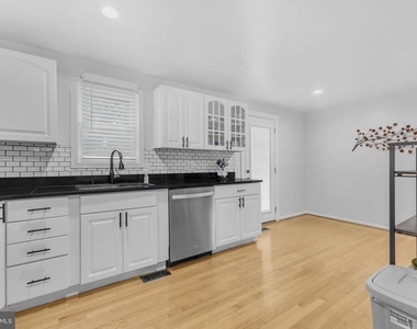 7113 Latour Court - Photo Thumbnail 10