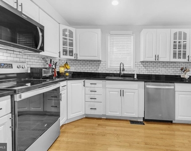 7113 Latour Court - Photo Thumbnail 9