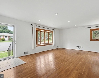 604 Yeonas Drive Sw - Photo Thumbnail 3