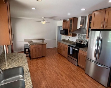 604 Yeonas Drive Sw - Photo Thumbnail 4