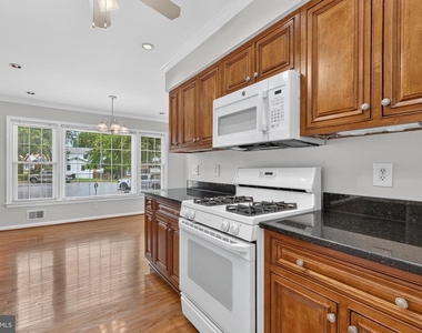 8006 Lady Lewis Court - Photo Thumbnail 11