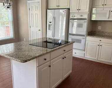 1811 Fallbrook Lane - Photo Thumbnail 4
