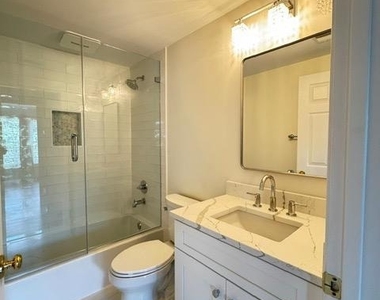 1811 Fallbrook Lane - Photo Thumbnail 17
