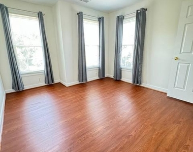 1811 Fallbrook Lane - Photo Thumbnail 12