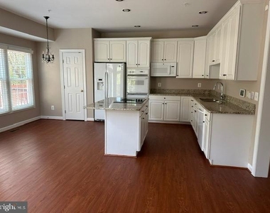 1811 Fallbrook Lane - Photo Thumbnail 5