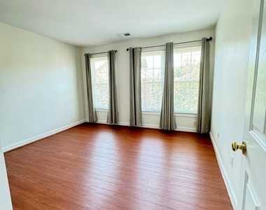 1811 Fallbrook Lane - Photo Thumbnail 13