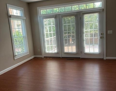 1811 Fallbrook Lane - Photo Thumbnail 3