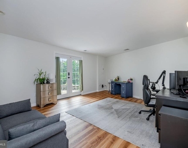 7317 Castleberg Court - Photo Thumbnail 21