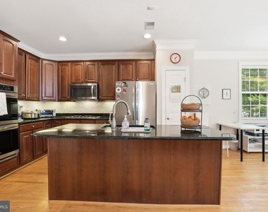 3826 Elmwood Towne Way - Photo Thumbnail 2
