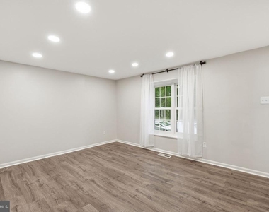 9018 Jersey Drive - Photo Thumbnail 3