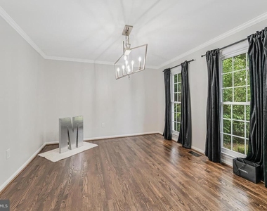 8424 Holly Leaf Drive - Photo Thumbnail 4
