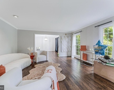 8424 Holly Leaf Drive - Photo Thumbnail 3