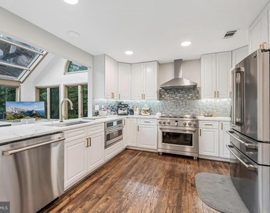 8424 Holly Leaf Drive - Photo Thumbnail 10