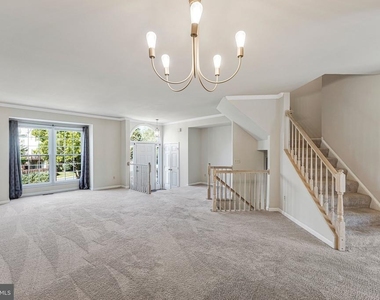 7059 Kings Manor Dr - Photo Thumbnail 3