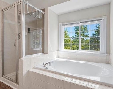 7059 Kings Manor Dr - Photo Thumbnail 12