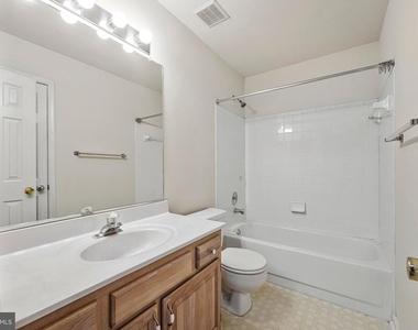 7059 Kings Manor Dr - Photo Thumbnail 21