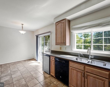 7059 Kings Manor Dr - Photo Thumbnail 6