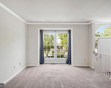 7059 Kings Manor Dr - Photo Thumbnail 2