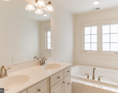 908 W Glebe Road - Photo Thumbnail 17