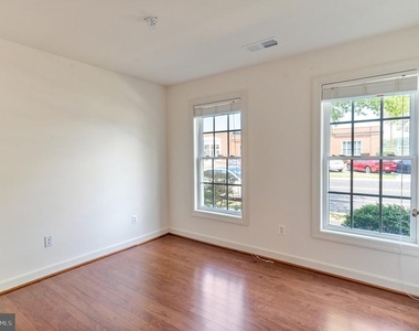 908 W Glebe Road - Photo Thumbnail 2