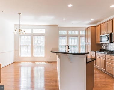 908 W Glebe Road - Photo Thumbnail 5